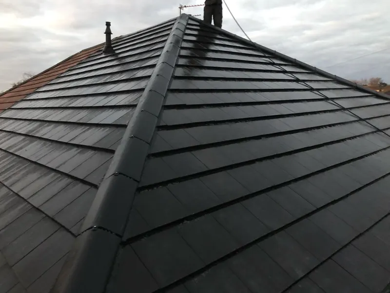 Tiled roof with dry ridge